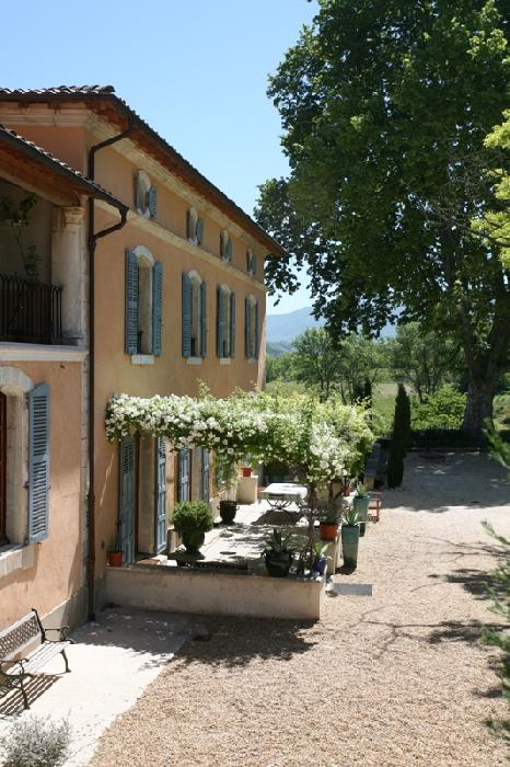 Castle of Provence of the 17th century with architecture elements of great quality and numerous outbuildings